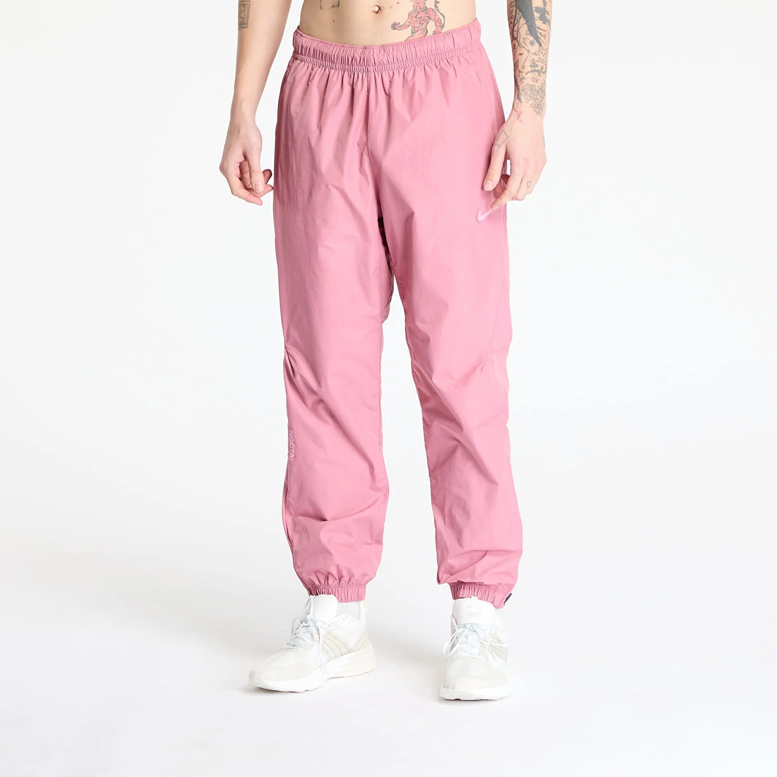 Nike x NOCTA Northstar Nylon Track Pant Desert Berry, pantalon de survêtement en nylon rouge berry avec chevilles élastiquées et poches zippées