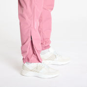 Nike x NOCTA Northstar Nylon Track Pant Desert Berry, pantalon de survêtement en nylon rouge berry avec chevilles élastiquées et poches zippées