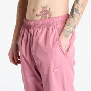 Nike x NOCTA Northstar Nylon Track Pant Desert Berry, pantalon de survêtement en nylon rouge berry avec chevilles élastiquées et poches zippées