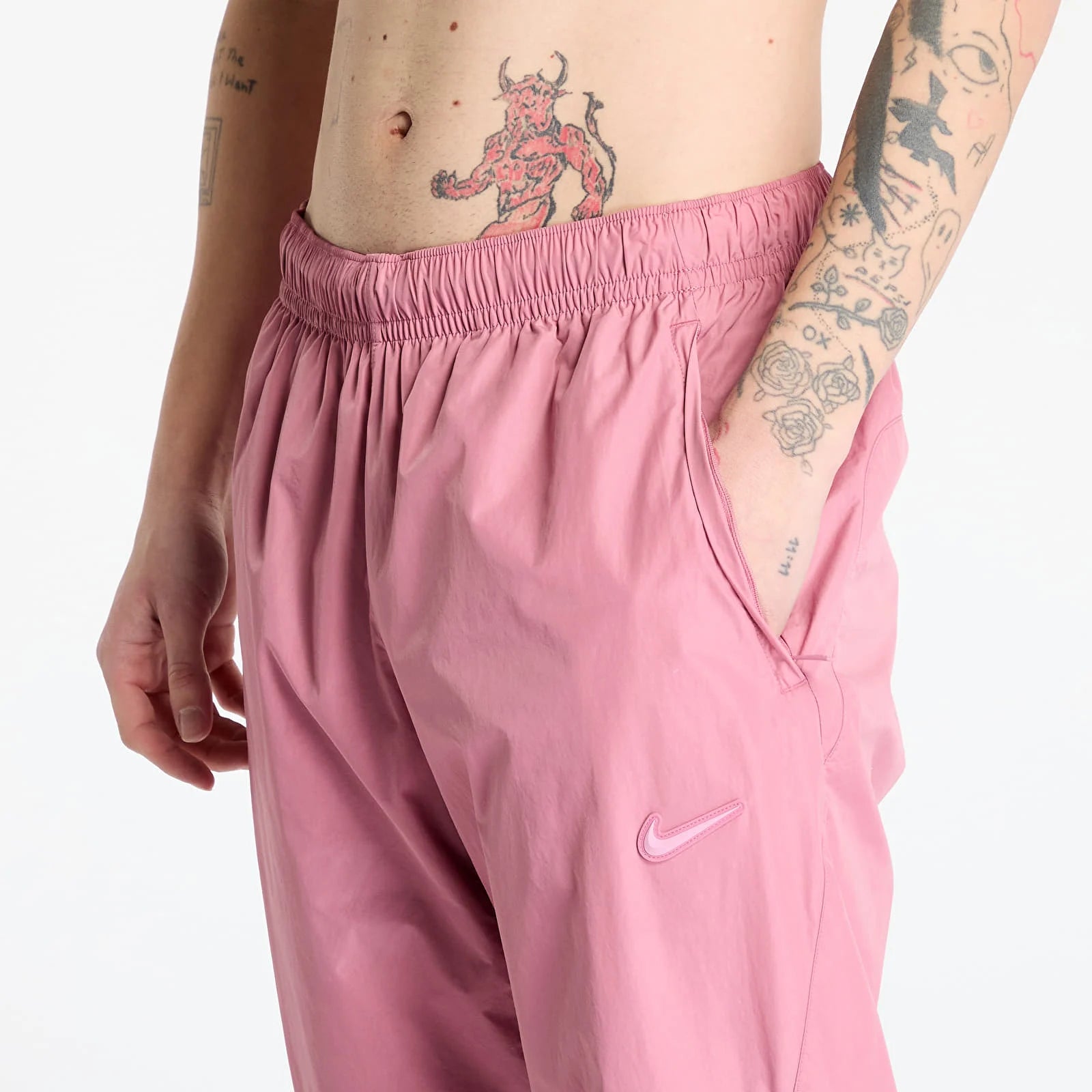 Nike x NOCTA Northstar Nylon Track Pant Desert Berry, pantalon de survêtement en nylon rouge berry avec chevilles élastiquées et poches zippées