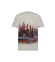 Nike x NOCTA Opal Reels Tee White, tee-shirt blanc en coton avec illustration paysage et pêcheur, détails multicolores et Swoosh orange.
