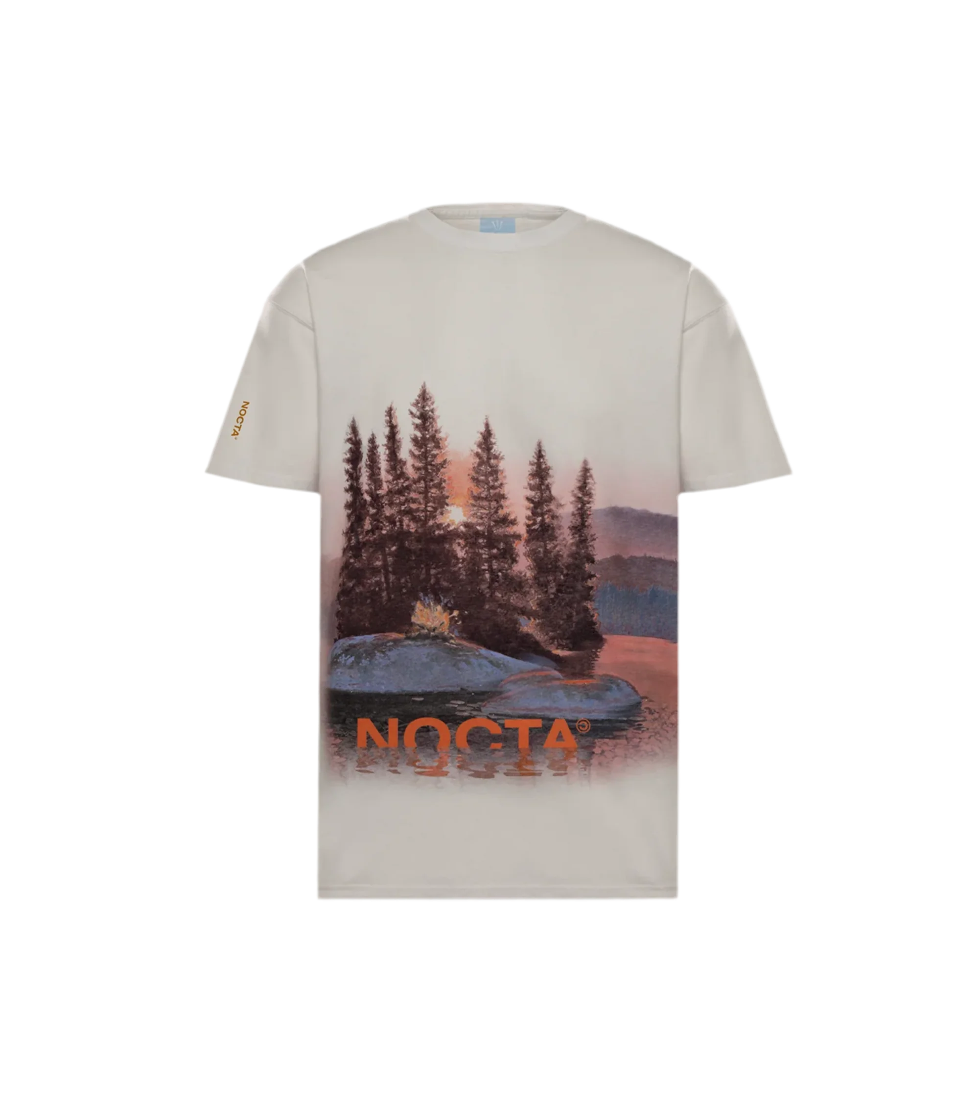 Nike x NOCTA Opal Reels Tee White, tee-shirt blanc en coton avec illustration paysage et pêcheur, détails multicolores et Swoosh orange.