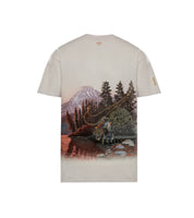 Nike x NOCTA Opal Reels Tee White, tee-shirt blanc en coton avec illustration paysage et pêcheur, détails multicolores et Swoosh orange.