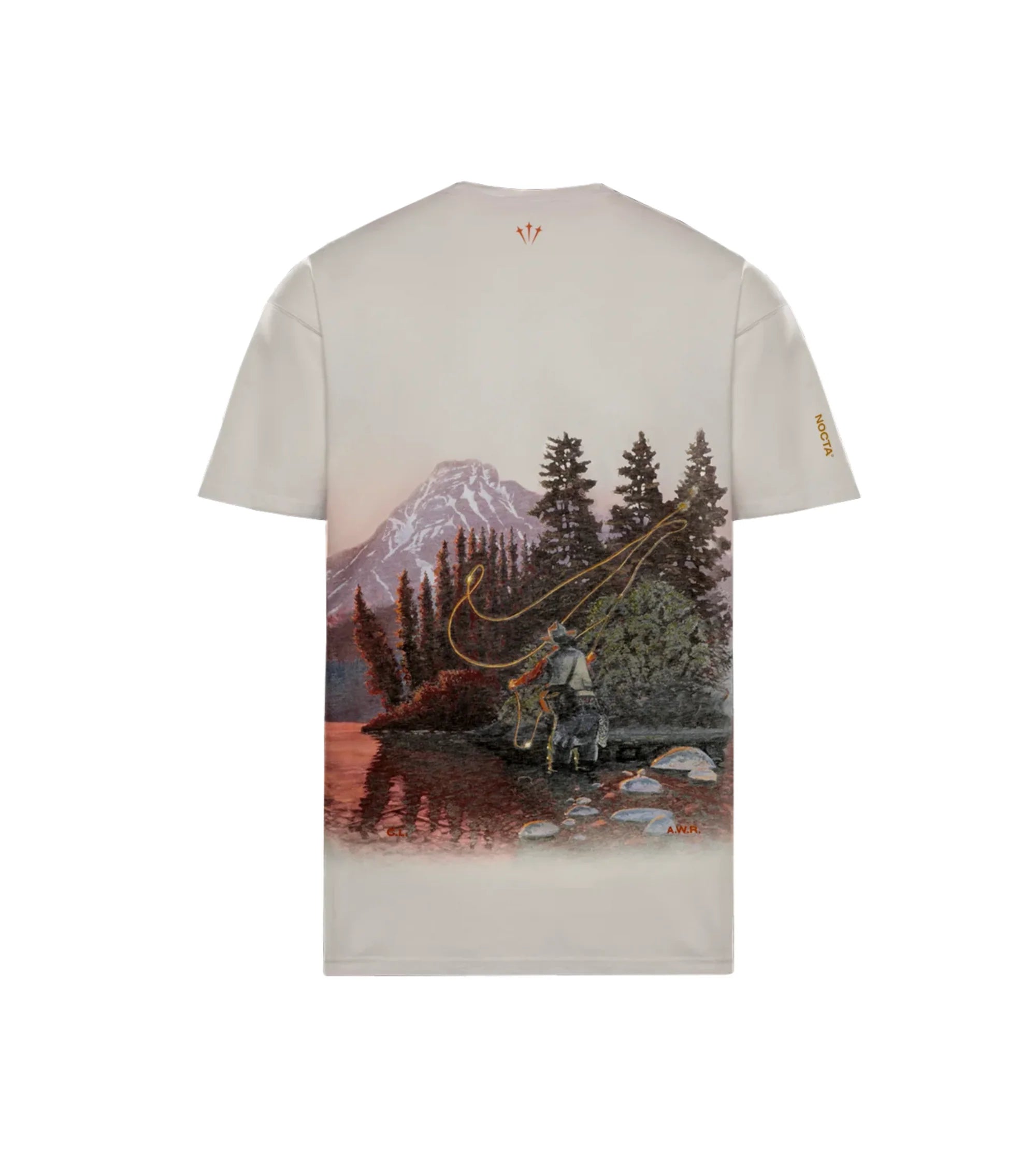 Nike x NOCTA Opal Reels Tee White, tee-shirt blanc en coton avec illustration paysage et pêcheur, détails multicolores et Swoosh orange.