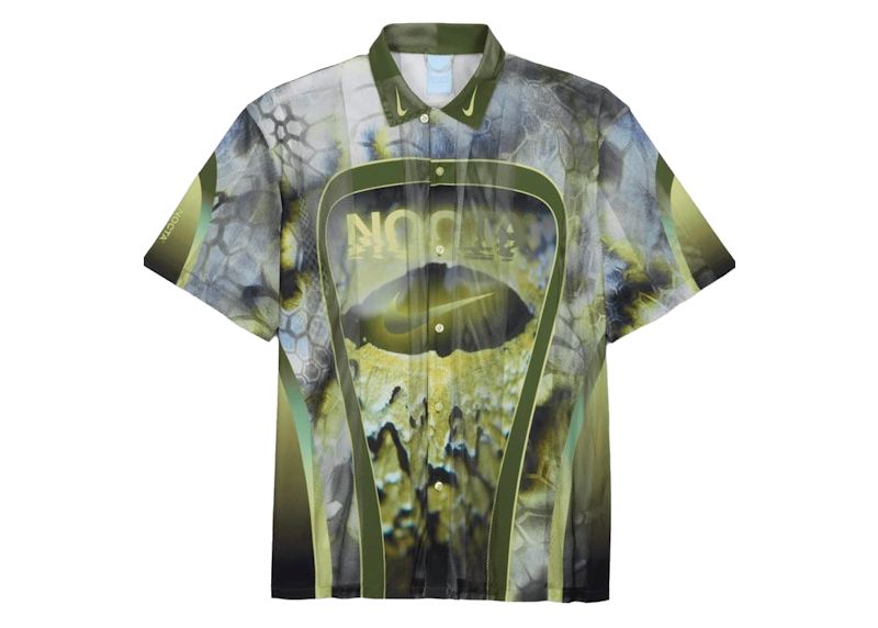 Nike x NOCTA Opal Tito Neeks Button Down Pilgrim/Oil Green/Black, chemise verte à manches courtes avec imprimé graphique et fermeture boutonnée.
