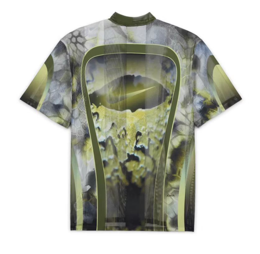 Nike x NOCTA Opal Tito Neeks Button Down Pilgrim/Oil Green/Black, chemise verte à manches courtes avec imprimé graphique et fermeture boutonnée.
