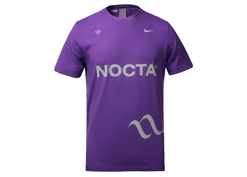 Nike x NOCTA SS Top Purple, haut à manches courtes violet au design minimaliste avec branding Nike et NOCTA.