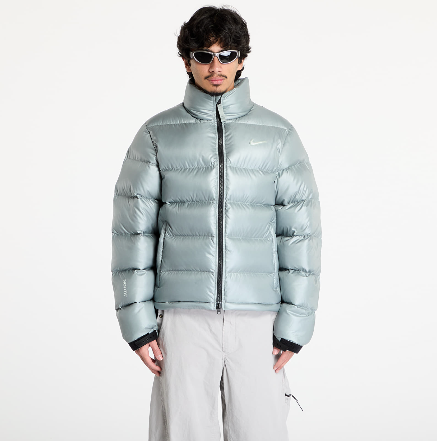 Nike x NOCTA Sunset Puffer Jacket Mica Green, doudoune vert mica métallisé avec matelassage, Swoosh Nike et logo NOCTA.