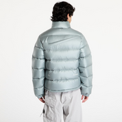 Nike x NOCTA Sunset Puffer Jacket Mica Green, doudoune vert mica métallisé avec matelassage, Swoosh Nike et logo NOCTA.