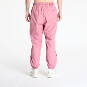 Nike x NOCTA Northstar Nylon Track Pant Desert Berry, pantalon de survêtement en nylon rouge berry avec chevilles élastiquées et poches zippées