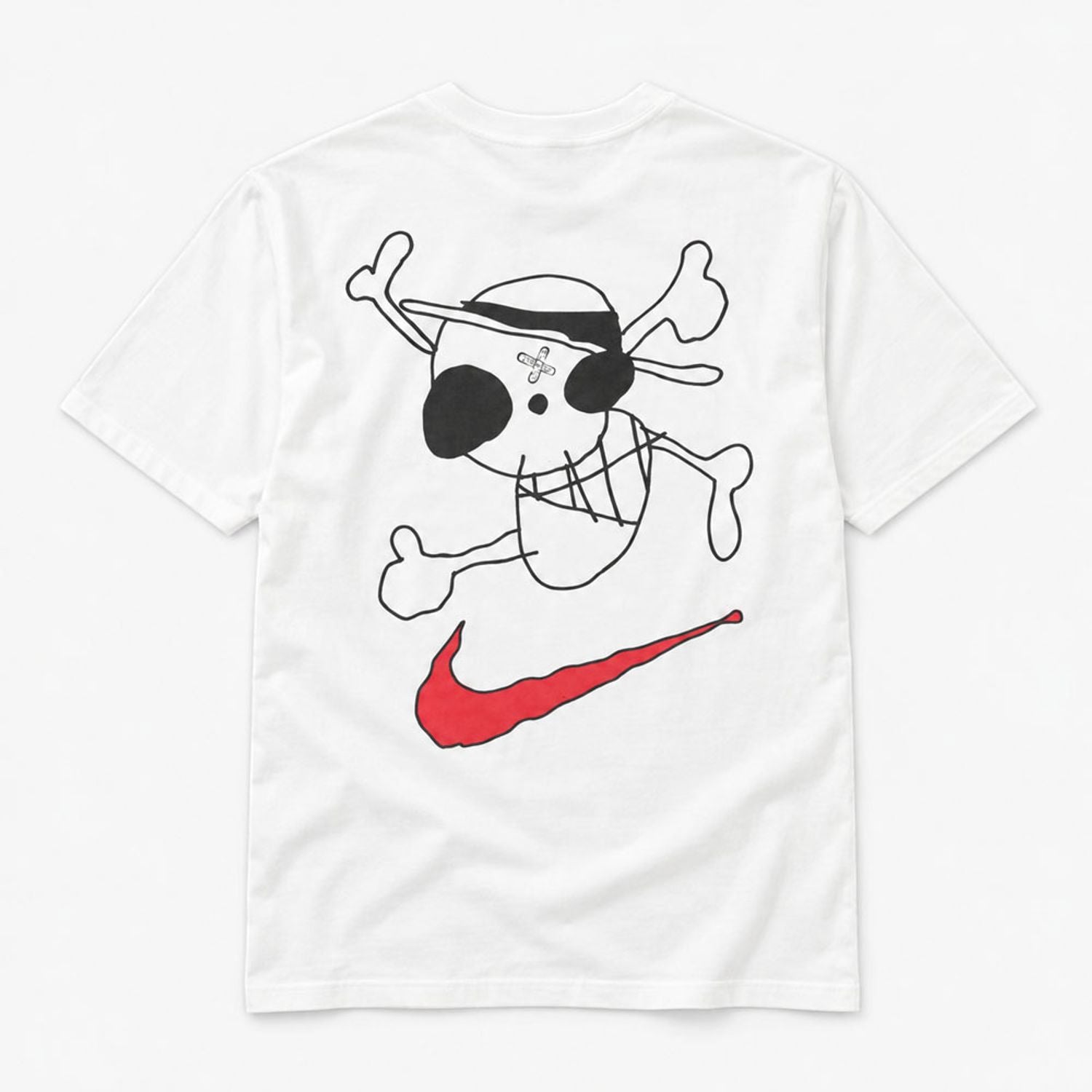 Nike x One Piece Graphic T-Shirt White IX8507-100 en coton blanc avec coupe ample et graphismes inspirés du Jolly Roger de One Piece.