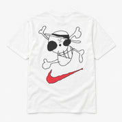 Nike x One Piece Graphic T-Shirt White IX8507-100 en coton blanc avec coupe ample et graphismes inspirés du Jolly Roger de One Piece.