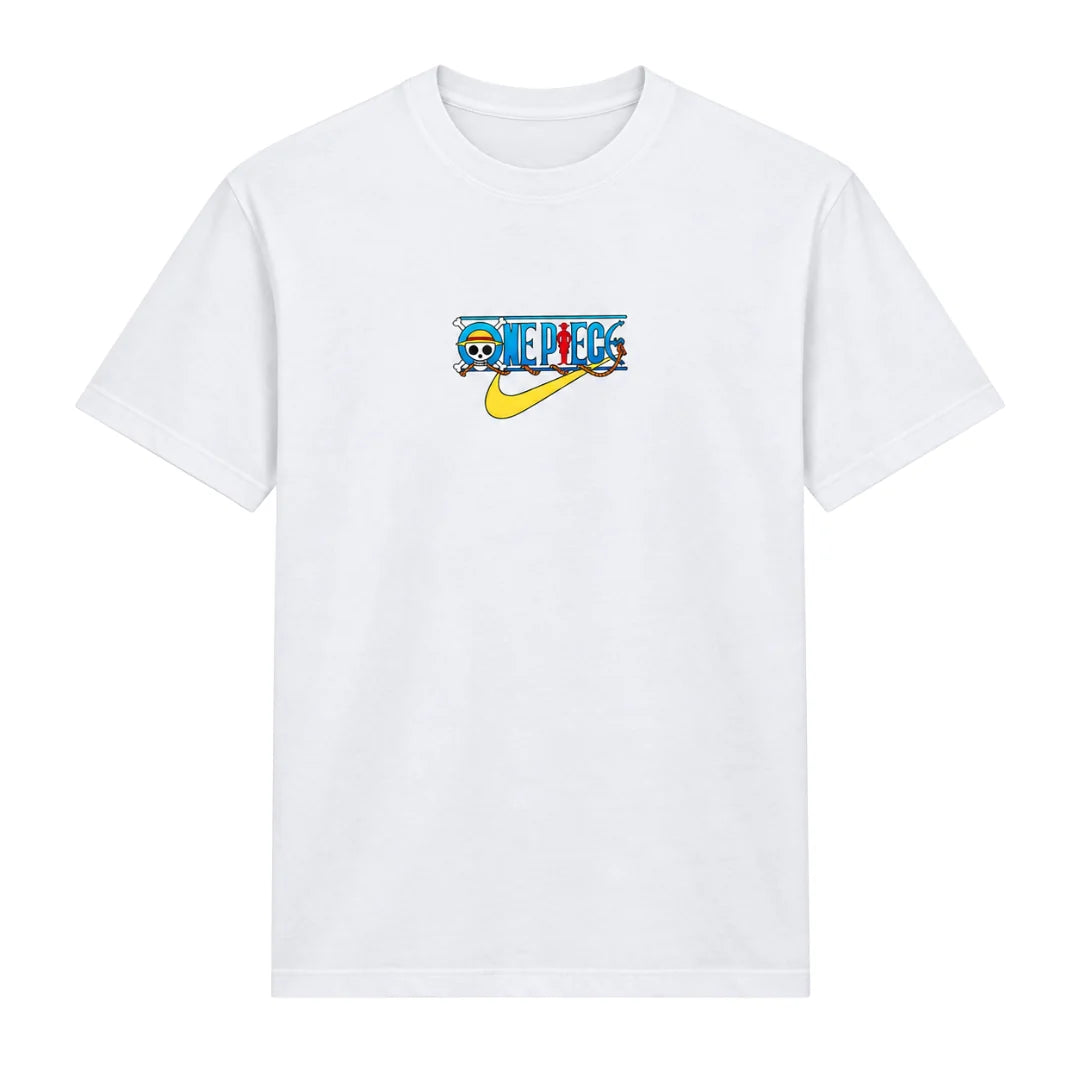 Nike x One Piece Graphic T-Shirt White IX8507-100 en coton blanc avec coupe ample et graphismes inspirés du Jolly Roger de One Piece.