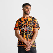 Nike x Patta Netherlands Academy Pro Lion Jersey Black/Orange en polyester technique noir et orange, doté de la technologie Nike Dri-FIT et d'un design inspiré du lion emblématique des Pays-Bas.