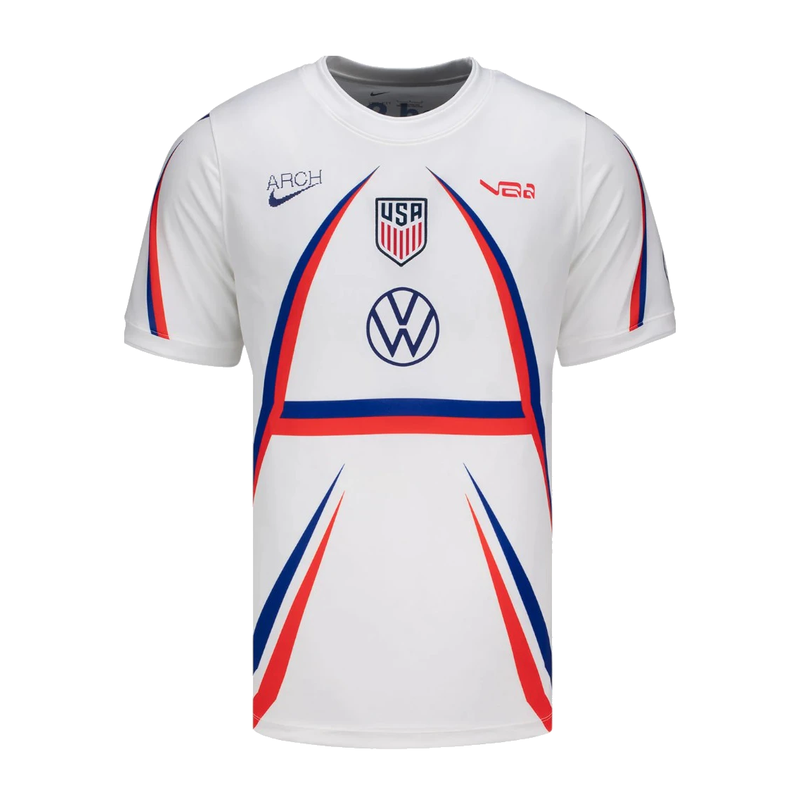 Nike x USMNT x V.A.A. Academy Pro Pre-Match Top en tissu technique léger, technologie Nike Dri-FIT, coupe Academy Pro et design collaboratif inspiré du football américain.