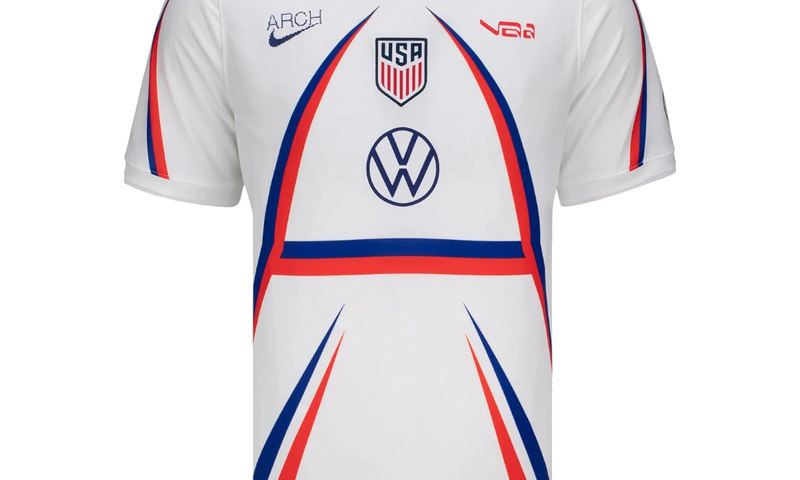 Nike x USMNT x V.A.A. Academy Pro Pre-Match Top en tissu technique léger, technologie Nike Dri-FIT, coupe Academy Pro et design collaboratif inspiré du football américain.