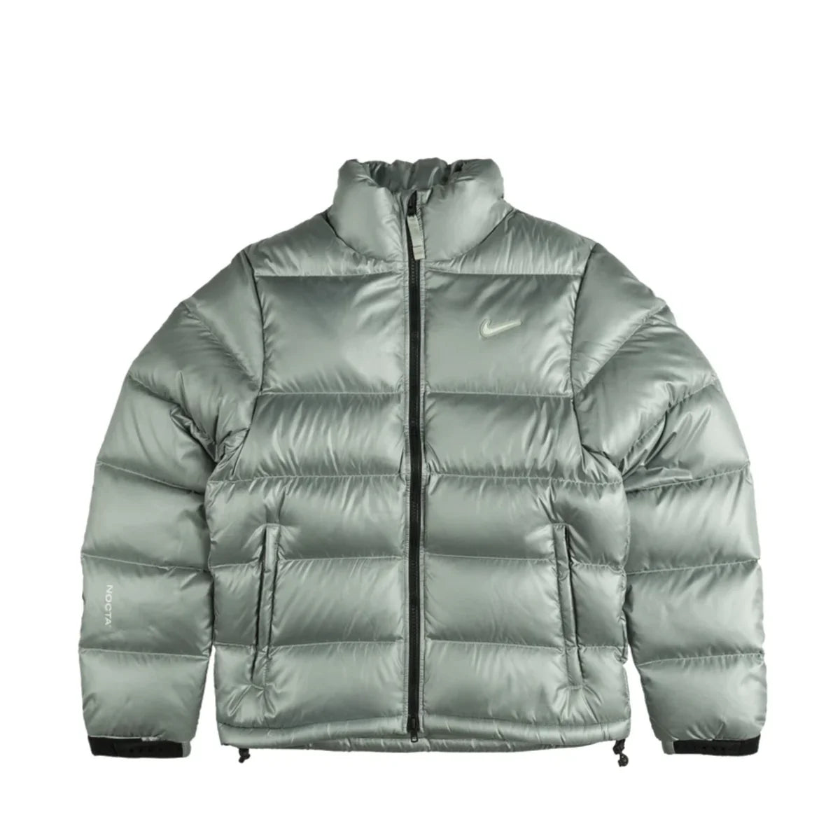 Nike x NOCTA Sunset Puffer Jacket Mica Green, doudoune vert mica métallisé avec matelassage, Swoosh Nike et logo NOCTA.