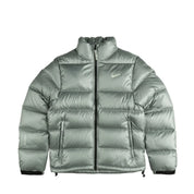 Nike x NOCTA Sunset Puffer Jacket Mica Green, doudoune vert mica métallisé avec matelassage, Swoosh Nike et logo NOCTA.