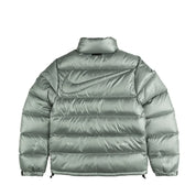 Nike x NOCTA Sunset Puffer Jacket Mica Green, doudoune vert mica métallisé avec matelassage, Swoosh Nike et logo NOCTA.