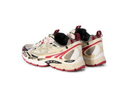 OFF-WHITE Be Right Back Sand Red beiges et rouges en matériaux techniques avec détails graphiques signature et semelle sculpturale (vue de 3/4 arrière)