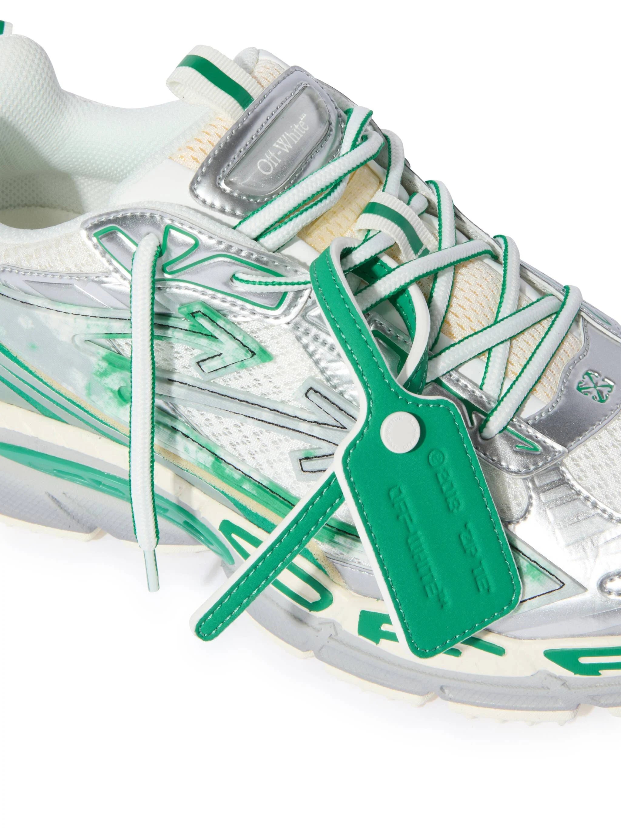 OFF-WHITE Be Right Back Silver Turquoise avec tige en mesh respirant, empiècements synthétiques argentés et turquoise, silhouette running moderne et semelle épaisse en caoutchouc.