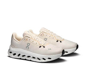 On Running Cloudtilt Sand/Dew, sneaker lifestyle beige et crème équipée des technologies CloudTec Phase® et Helion™ pour un confort optimal.