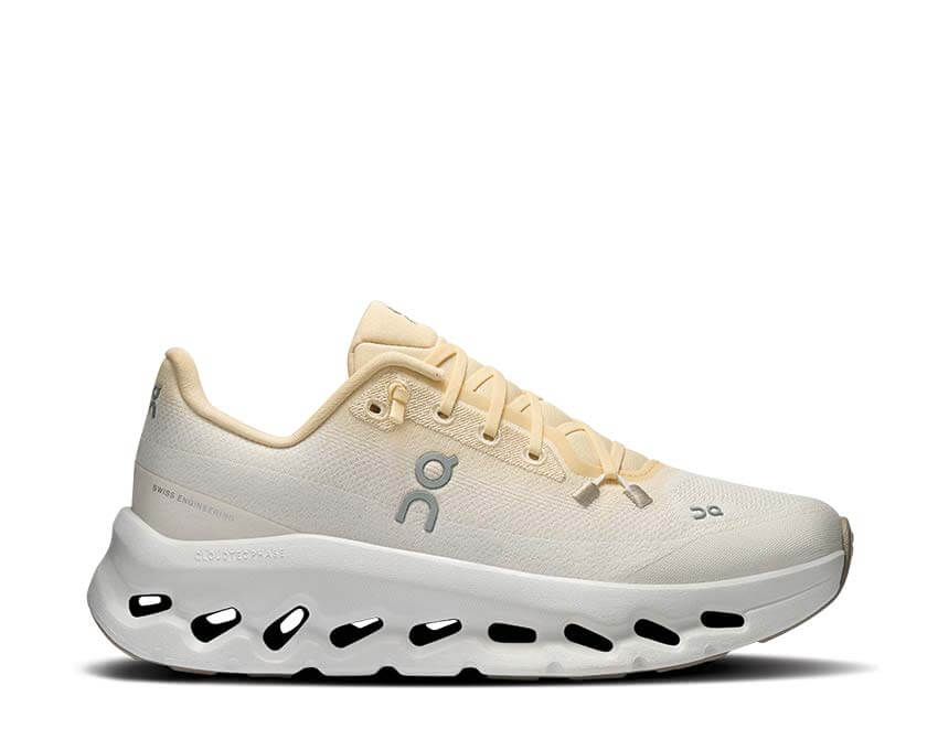 On Running Cloudtilt Blonde Dew, sneaker lifestyle On Running aux tons beige clair équipée de la technologie CloudTec Phase® et de l'amorti Helion™ vue de profil. 