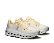 On Running Cloudtilt Blonde Dew, sneaker lifestyle On Running aux tons beige clair équipée de la technologie CloudTec Phase® et de l'amorti Helion™ vue de 3/4 face. 