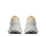 On Running Cloudtilt Blonde Dew, sneaker lifestyle On Running aux tons beige clair équipée de la technologie CloudTec Phase® et de l'amorti Helion™ vue de derrière. 