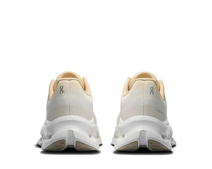 On Running Cloudtilt Blonde Dew, sneaker lifestyle On Running aux tons beige clair équipée de la technologie CloudTec Phase® et de l'amorti Helion™ vue de derrière. 