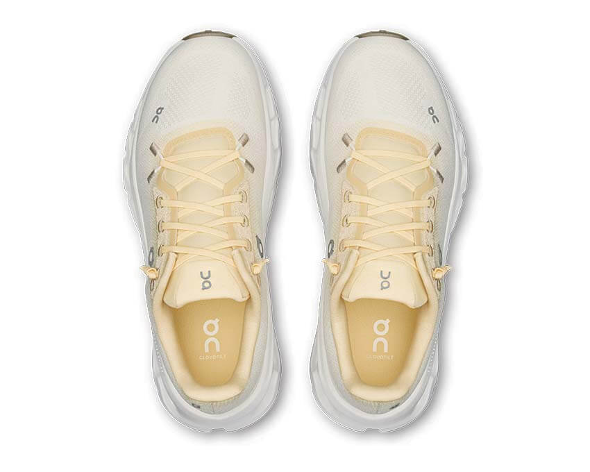 On Running Cloudtilt Blonde Dew, sneaker lifestyle On Running aux tons beige clair équipée de la technologie CloudTec Phase® et de l'amorti Helion™ vue du dessus. 