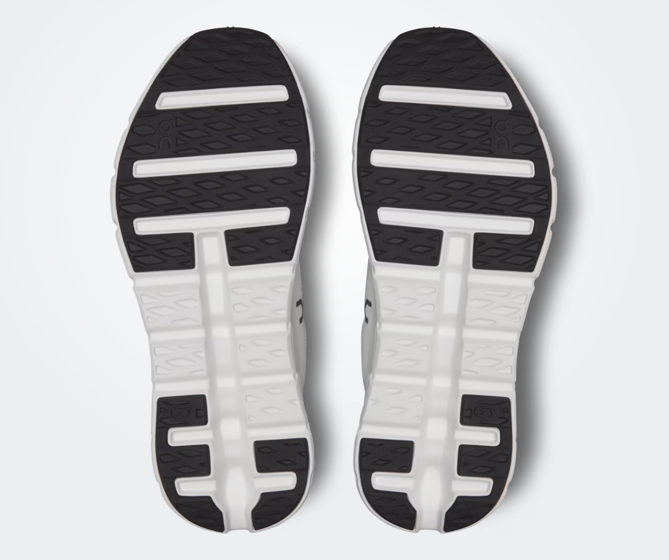 On Running Cloudtilt Black Ivory, sneaker lifestyle noire et ivoire équipée des technologies CloudTec Phase® et Helion™ offrant un amorti performant et un confort optimal.