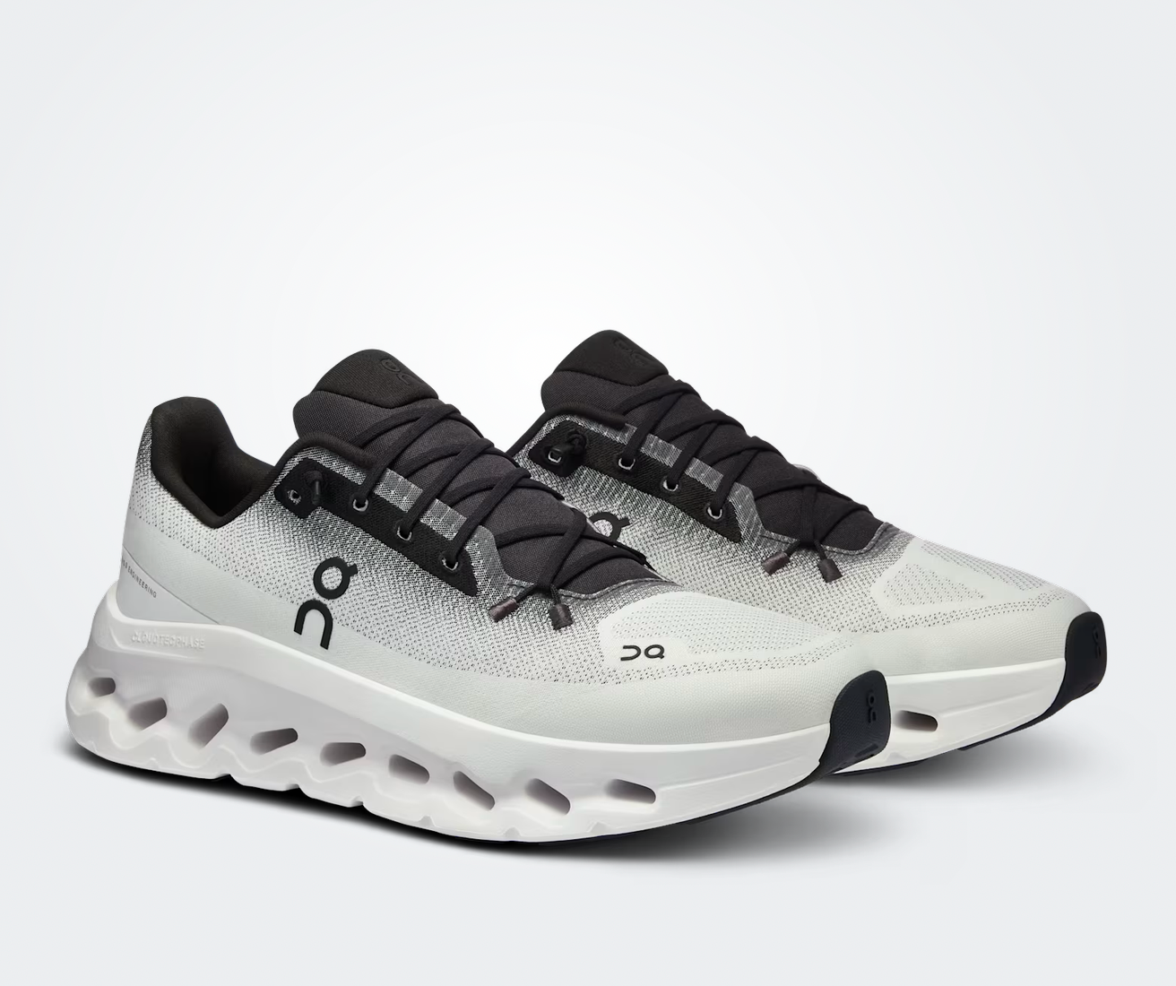 On Running Cloudtilt Black Ivory, sneaker lifestyle noire et ivoire équipée des technologies CloudTec Phase® et Helion™ offrant un amorti performant et un confort optimal.