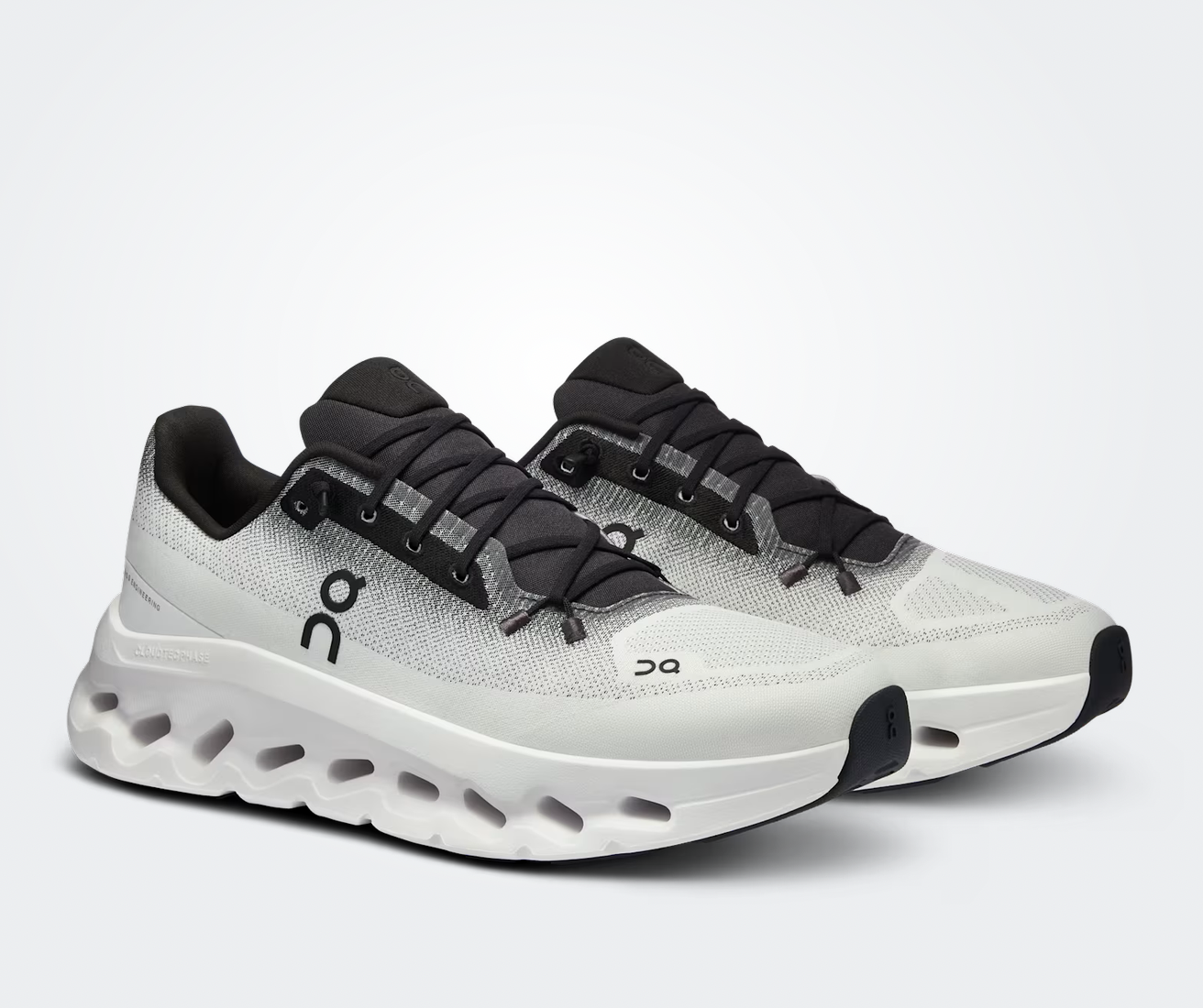 On Running Cloudtilt Black Ivory, sneaker lifestyle noire et ivoire équipée des technologies CloudTec Phase® et Helion™ offrant un amorti performant et un confort optimal.
