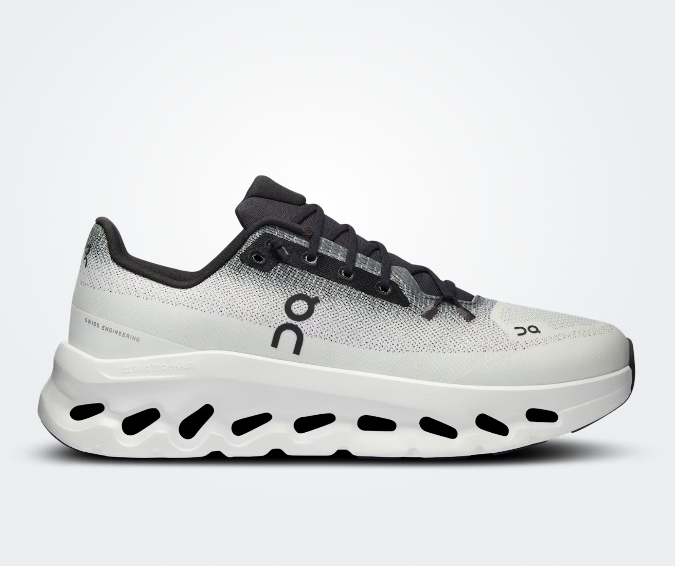 On Running Cloudtilt Black Ivory, sneaker lifestyle noire et ivoire équipée des technologies CloudTec Phase® et Helion™ offrant un amorti performant et un confort optimal.