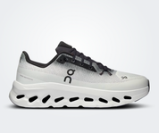 On Running Cloudtilt Black Ivory, sneaker lifestyle noire et ivoire équipée des technologies CloudTec Phase® et Helion™ offrant un amorti performant et un confort optimal.
