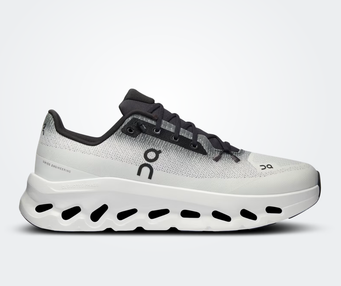 On Running Cloudtilt Black Ivory, sneaker lifestyle noire et ivoire équipée des technologies CloudTec Phase® et Helion™ offrant un amorti performant et un confort optimal.