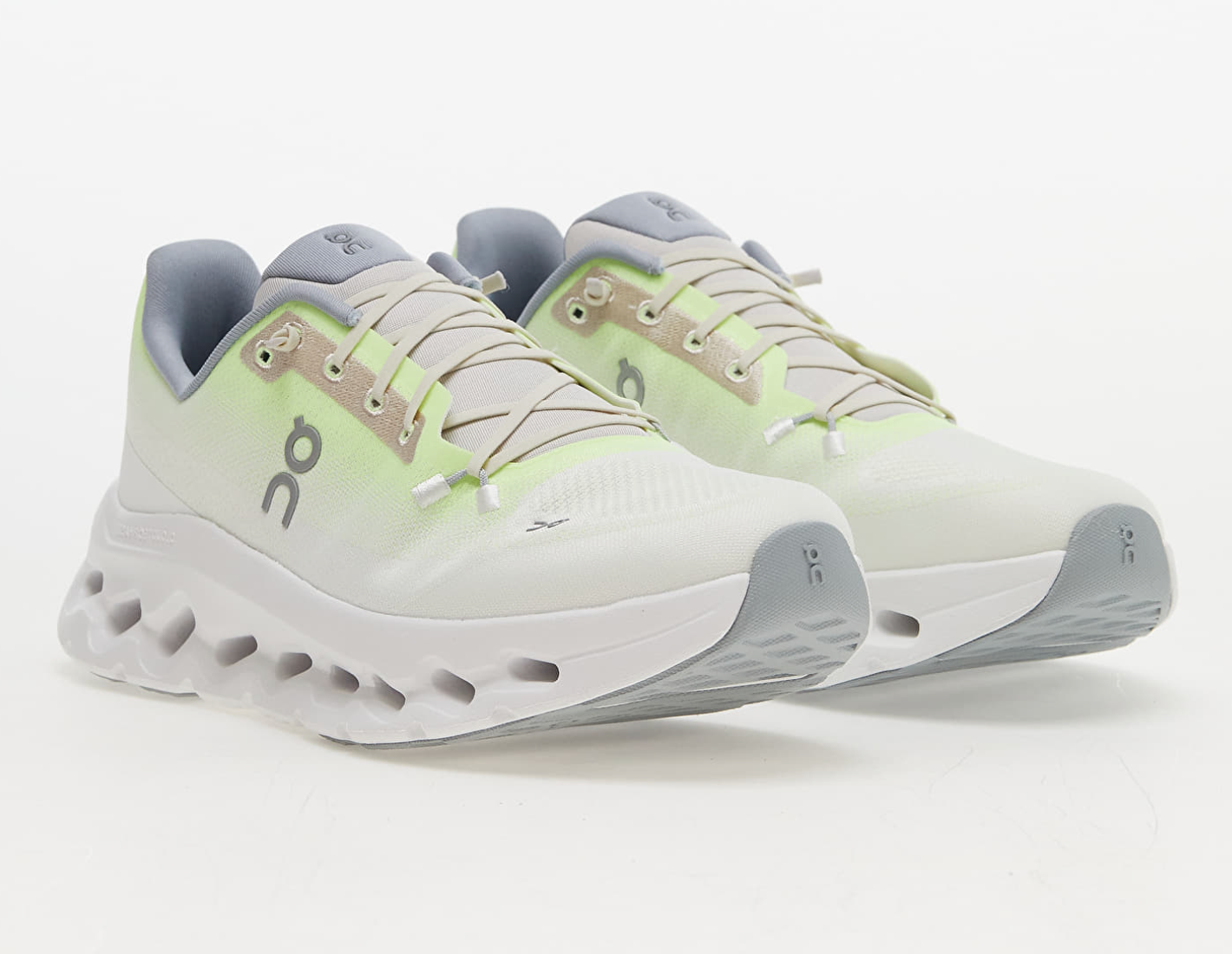 On Running Cloudtilt Lime Ivory, sneaker lifestyle verte et ivoire équipée des technologies CloudTec Phase® et Helion™ offrant un confort optimal.