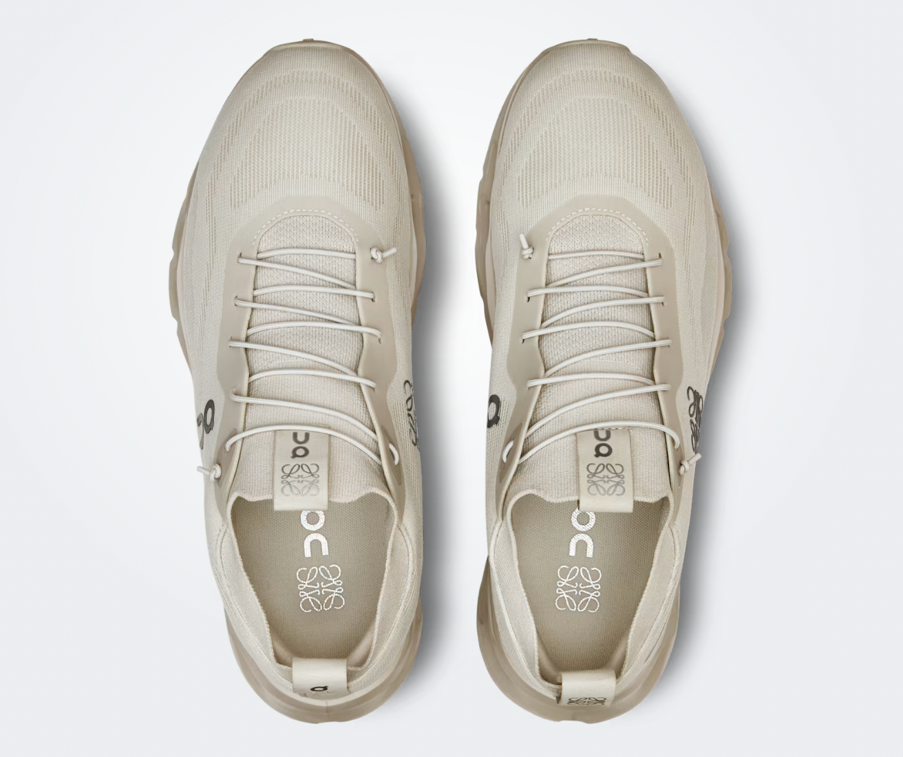 On Running Cloudtilt Loewe Sand, sneaker premium beige issue de la collaboration LOEWE x On Running avec technologies CloudTec Phase® et Helion™.
