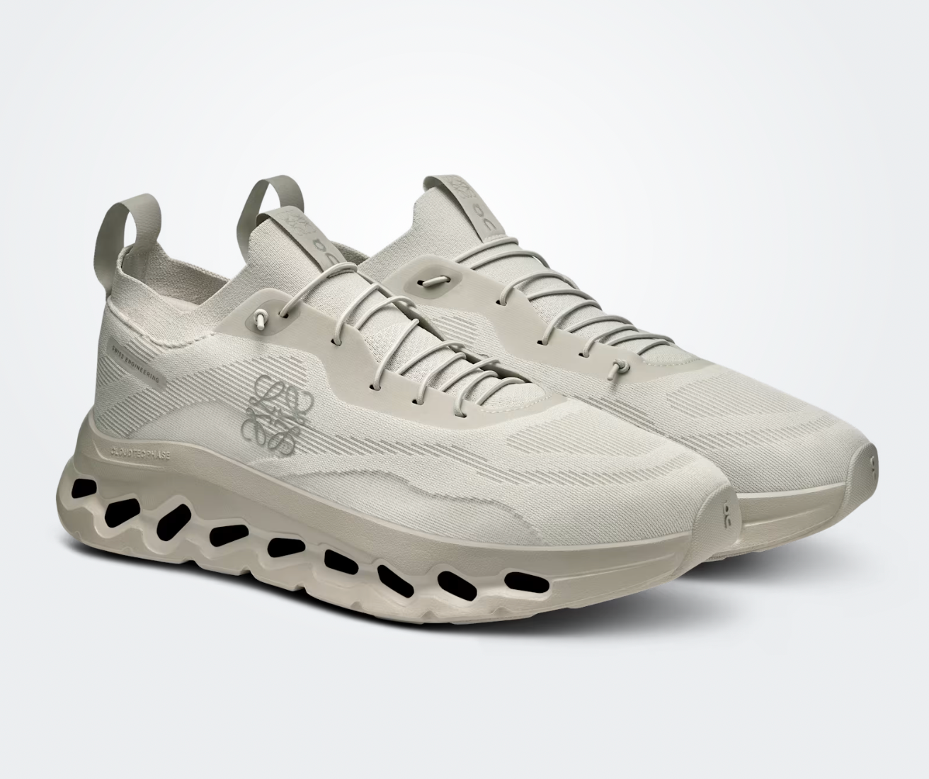 On Running Cloudtilt Loewe Sand, sneaker premium beige issue de la collaboration LOEWE x On Running avec technologies CloudTec Phase® et Helion™.