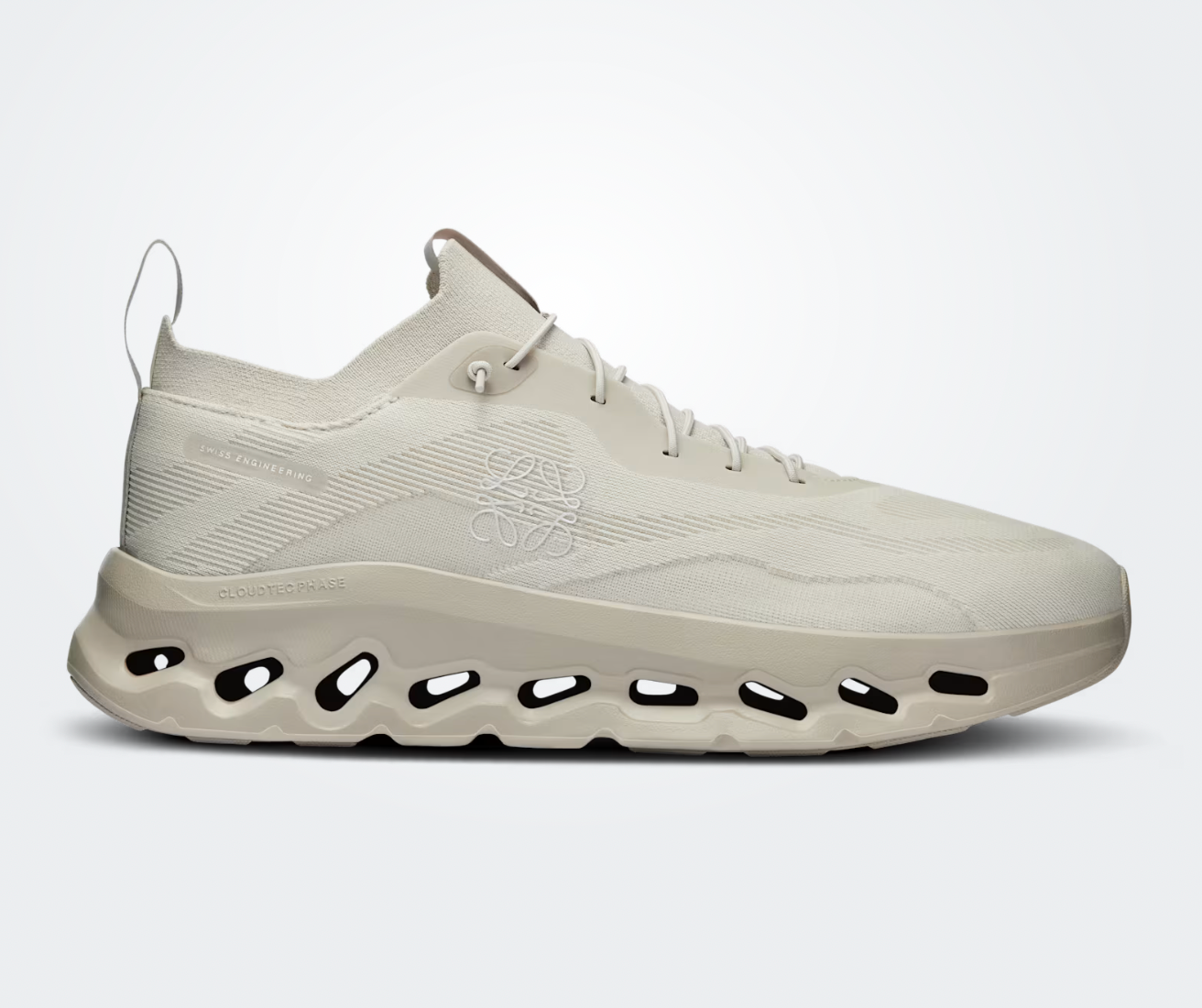 On Running Cloudtilt Loewe Sand, sneaker premium beige issue de la collaboration LOEWE x On Running avec technologies CloudTec Phase® et Helion™.