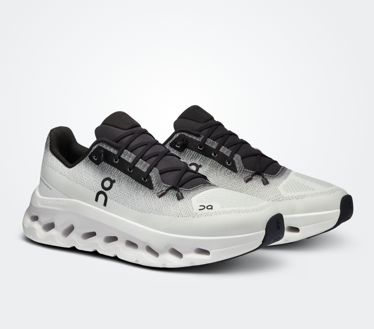 On Running Cloudtilt Midnight Ice, sneaker On Running bleu nuit et gris clair avec technologie CloudTec Phase®, amorti performant et design moderne.