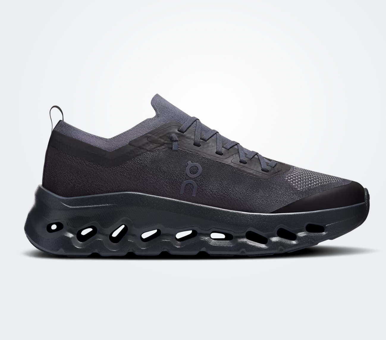 On Running Cloudtilt Moon Zendaya Graphite Ink, sneaker gris graphite et noire On Running Cloudtilt Moon associée à Zendaya avec technologie CloudTec Phase®.