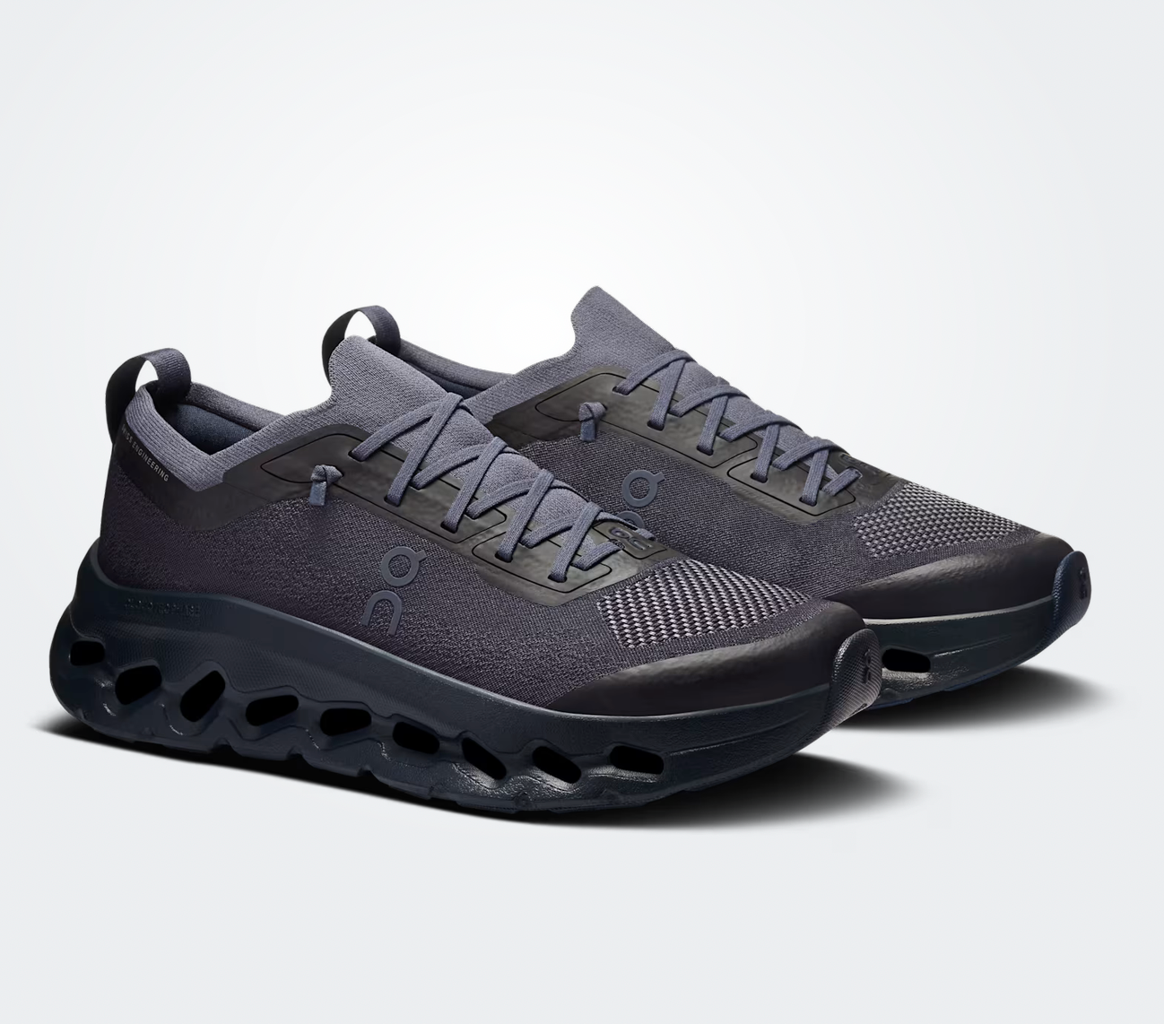 On Running Cloudtilt Moon Zendaya Graphite Ink, sneaker gris graphite et noire On Running Cloudtilt Moon associée à Zendaya avec technologie CloudTec Phase®.