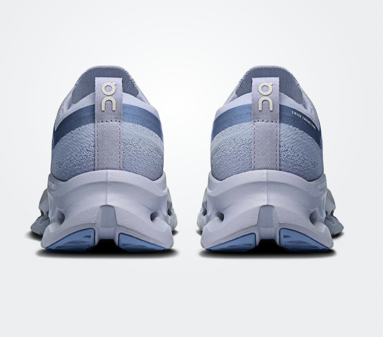 On Running Cloudtilt Moon Zendaya Nimbus, sneaker claire On Running Cloudtilt Moon associée à Zendaya avec technologie CloudTec Phase® et design futuriste.