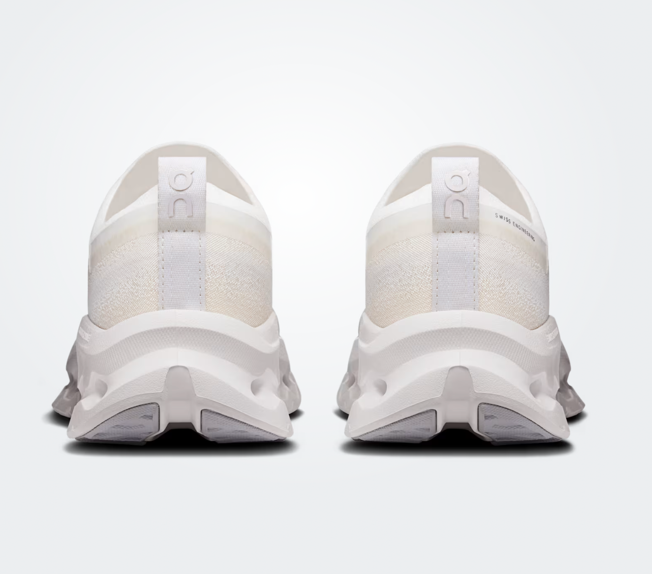 On Running Cloudtilt Moon Zendaya White Frost, sneaker blanche On Running Cloudtilt Moon associée à Zendaya avec technologie CloudTec Phase® et design futuriste.
