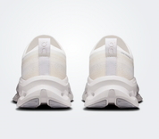 On Running Cloudtilt Moon Zendaya White Frost, sneaker blanche On Running Cloudtilt Moon associée à Zendaya avec technologie CloudTec Phase® et design futuriste.