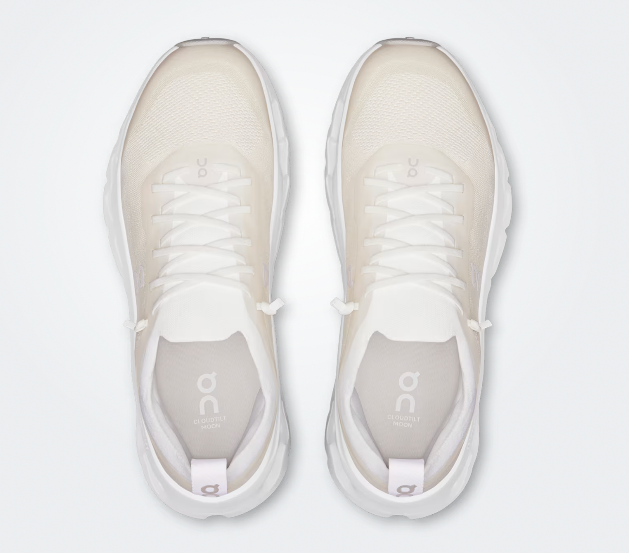 On Running Cloudtilt Moon Zendaya White Frost, sneaker blanche On Running Cloudtilt Moon associée à Zendaya avec technologie CloudTec Phase® et design futuriste.