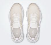 On Running Cloudtilt Moon Zendaya White Frost, sneaker blanche On Running Cloudtilt Moon associée à Zendaya avec technologie CloudTec Phase® et design futuriste.