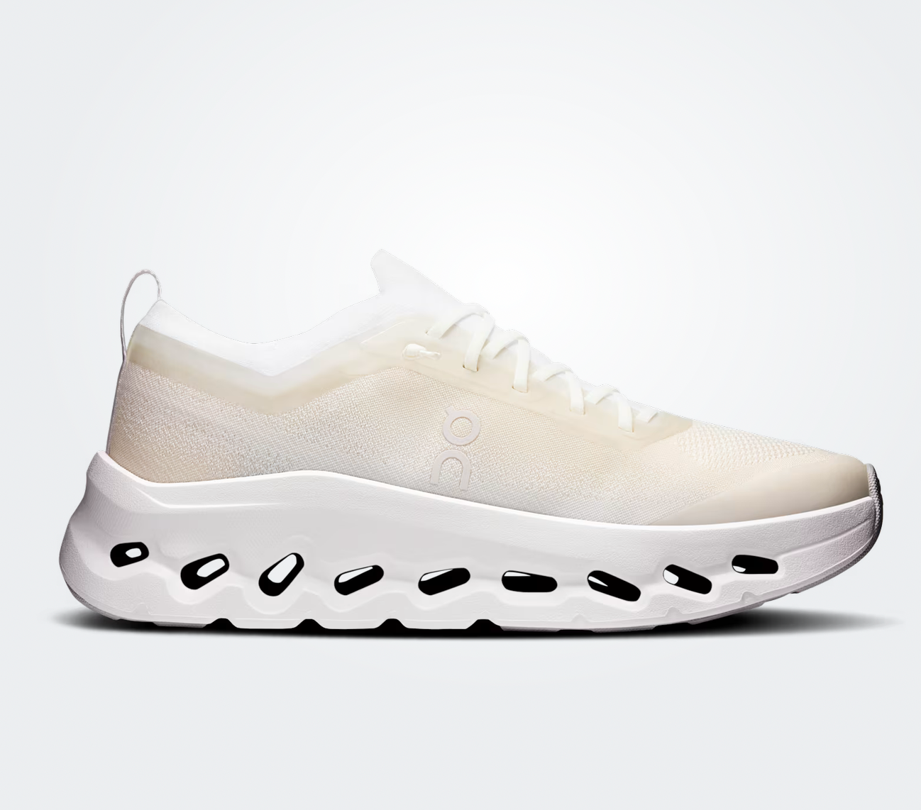 On Running Cloudtilt Moon Zendaya White Frost, sneaker blanche On Running Cloudtilt Moon associée à Zendaya avec technologie CloudTec Phase® et design futuriste.